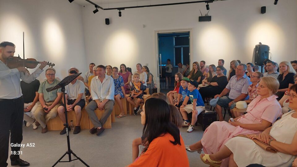 Oaspeti peste asteptari la prima serata muzicala de la Muzeul de Istorie din Siret