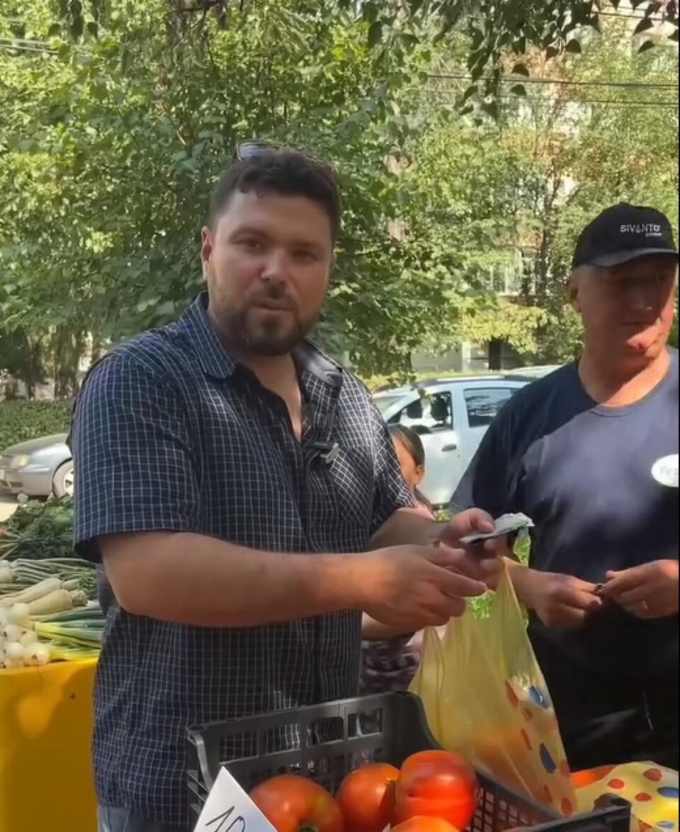 Primarul Bogdan Loghin îi invită pe rădăuțeni să cumpere legume proaspete de la producătorii autohtoni Primarul Bogdan Loghin îi invită pe rădăuțeni să cumpere legume proaspete de la producătorii autohtoni