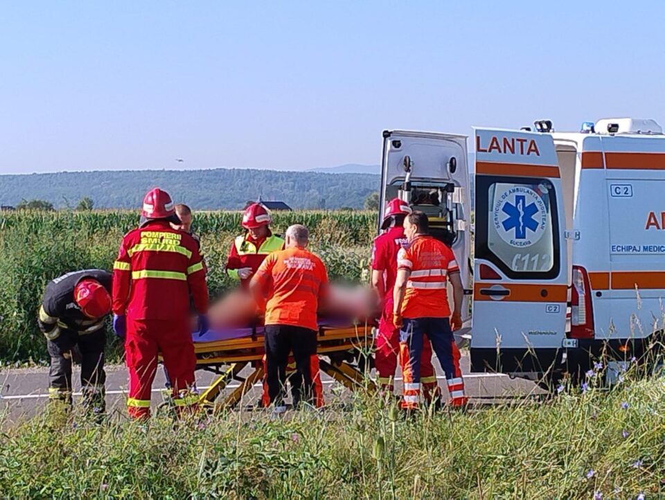 Șoferul a fost extras de pompieri din autoturism și predat echipajelor medicale și paramedicale, care i-au acordat primele îngrijiri înainte de a-l transporta la spital
