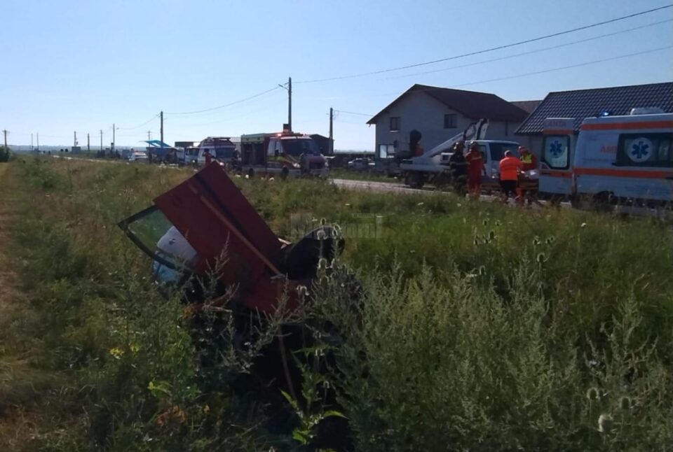 Șoferul a fost extras de pompieri din autoturism și predat echipajelor medicale și paramedicale, care i-au acordat primele îngrijiri înainte de a-l transporta la spital