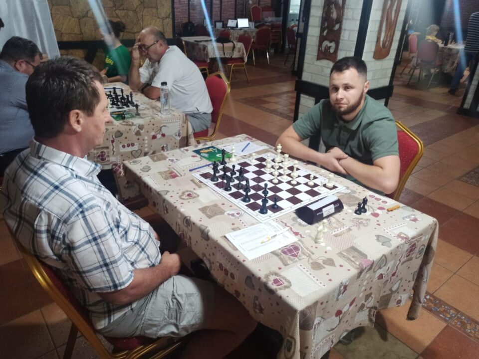 Prima confruntare între două echipe ale Clubului Sportiv Șah Suceava, în cadrul Diviziei B