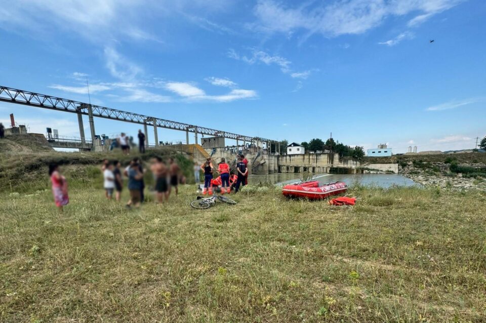 Un băiat de 14 ani a murit înecat în râul Suceava, zona Mihoveni