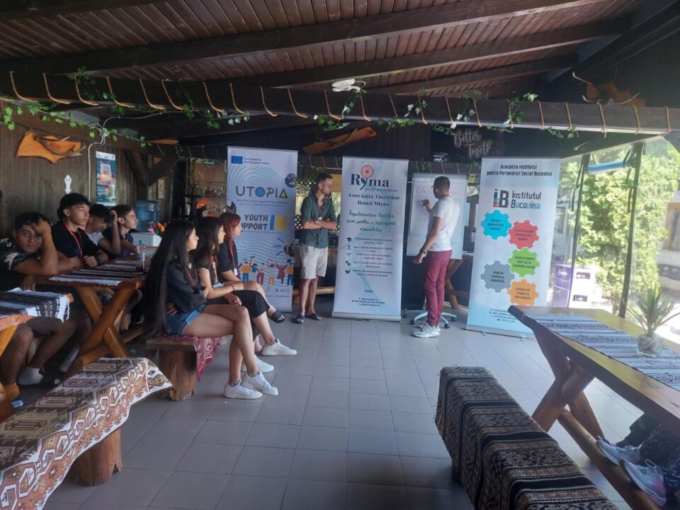 20 de tineri romi au participat la activități de leadership, comunicare, facilitarea comunitară, la Câmpulung Moldovenesc
