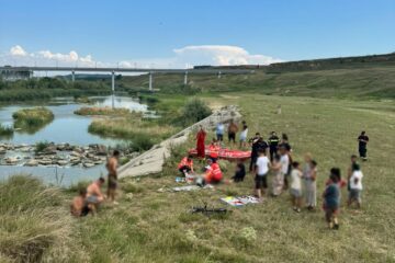 Un băiat de 14 ani a murit înecat în râul Suceava, zona Mihoveni