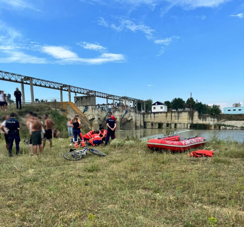 Un băiat de 14 ani a murit înecat în râul Suceava, zona Mihoveni