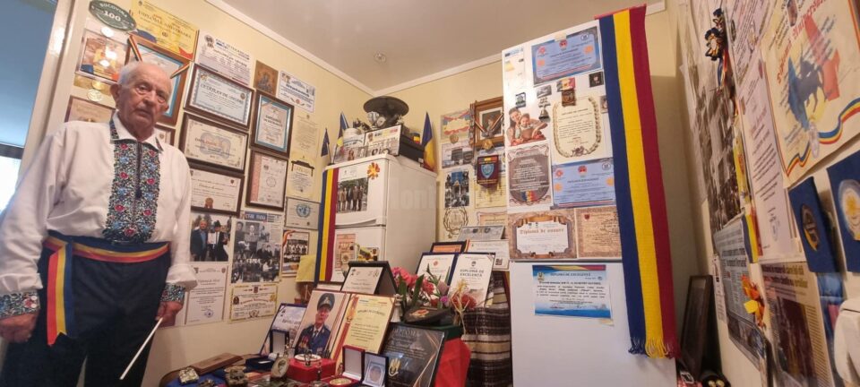 Dumitru Davidel și colțul casei care adună simbolic toată cariera și munca sa