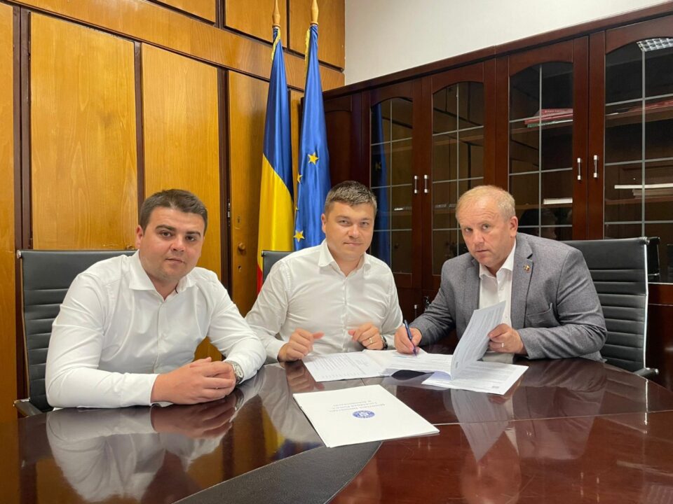 Gheorghe Șoldan l-a felicitat pe primarul Eduard Wendling pentru obținerea unei finanțări de peste 15 milioane de lei pentru modernizarea drumurilor din Păltinoasa Gheorghe Șoldan l-a felicitat pe primarul Eduard Wendling pentru obținerea unei finanțări de peste 15 milioane de lei pentru modernizarea drumurilor din Păltinoasa