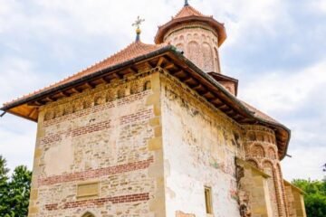Racla cu moaștele Sfinților Mari Ierarhi Leontie de la Rădăuți și Teodosie de la Brazi va ajunge la Mănăstirea „Sfântul Prooroc Ilie” din Șcheia