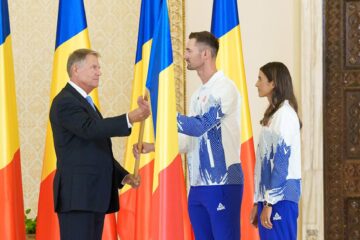 Sportivii suceveni Ionela și Marius Cozmiuc au primit drapelul României pentru JO de la Paris din mâna președintelui Iohannis