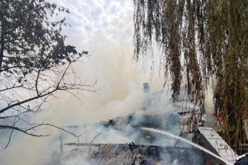 O casă și o anexă au ars în totalitate din cauza unui aragaz lăsat nesupravegheat