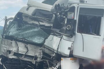 Două tiruri s-au ciocnit pe DN 17, între Vama și Molid. Traficul este blocat total