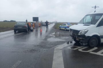 Accident cu trei răniți, între un autoturism și un microbuz, la Măneuți