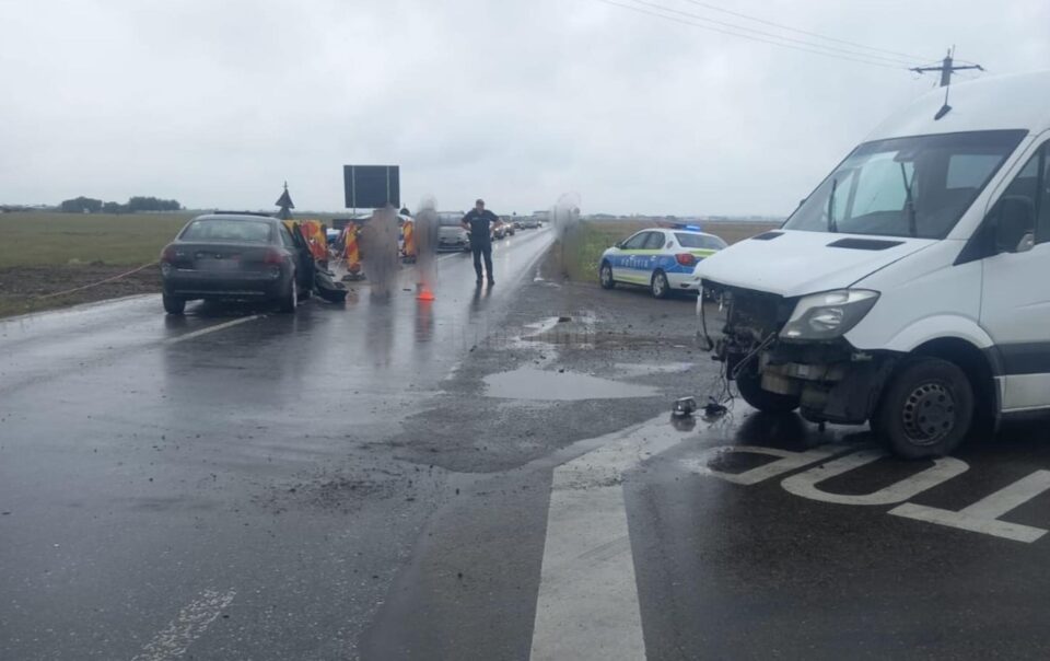 Accident cu trei răniți, între un autoturism și un microbuz, la Măneuți