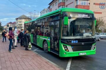 Un copil de numai 4 ani care plecase la plimbare cu autobuzul, recuperat cu ajutorul șoferului