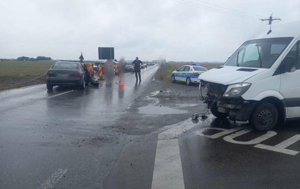Accident cu trei răniți, între un autoturism și un microbuz, la Măneuți