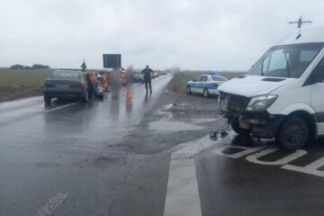 Accident cu trei răniți, între un autoturism și un microbuz, la Măneuți