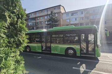 Un copil de numai 4 ani care plecase la plimbare cu autobuzul, recuperat cu ajutorul șoferului