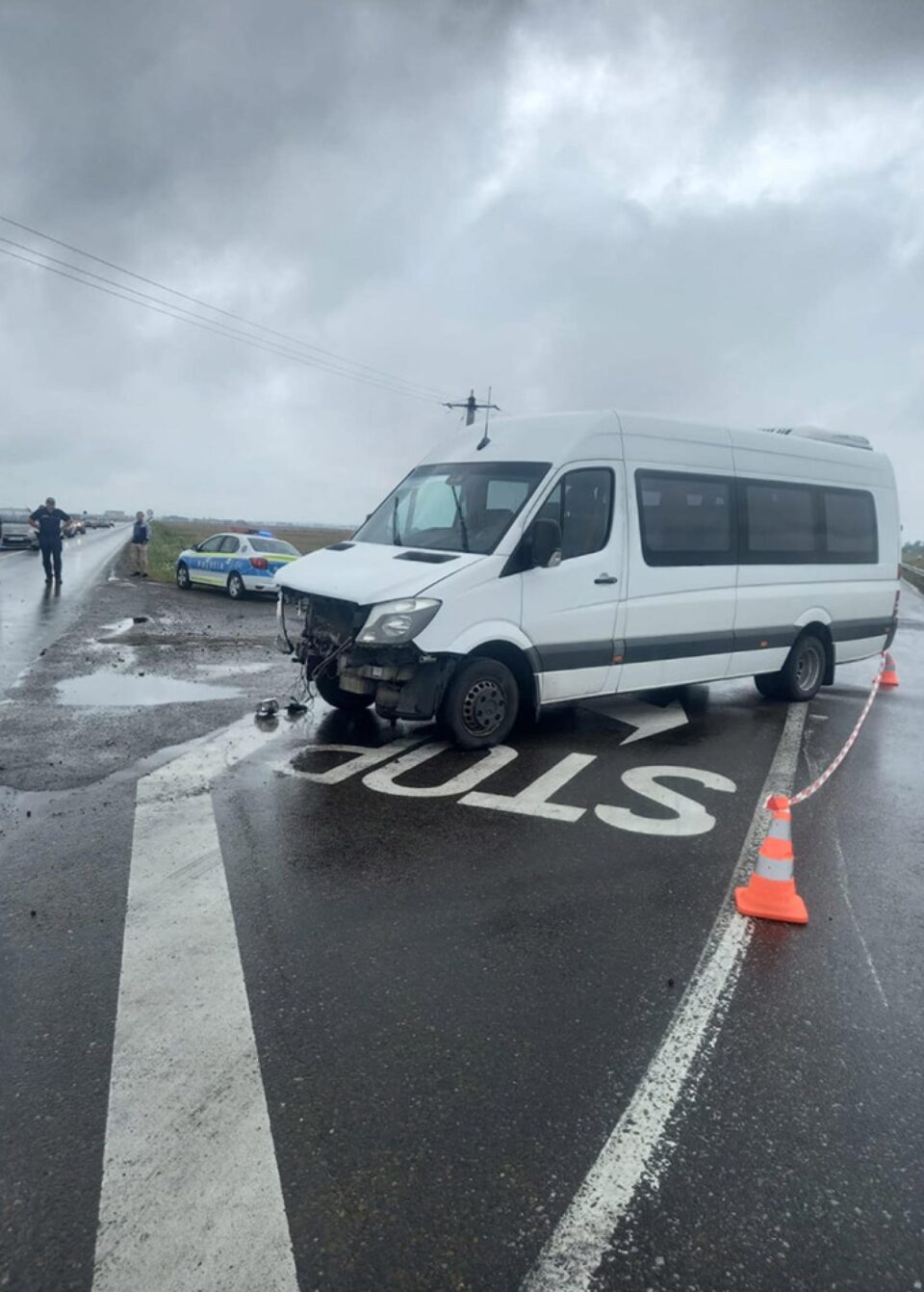 Accident cu trei răniți, între un autoturism și un microbuz, la Măneuți