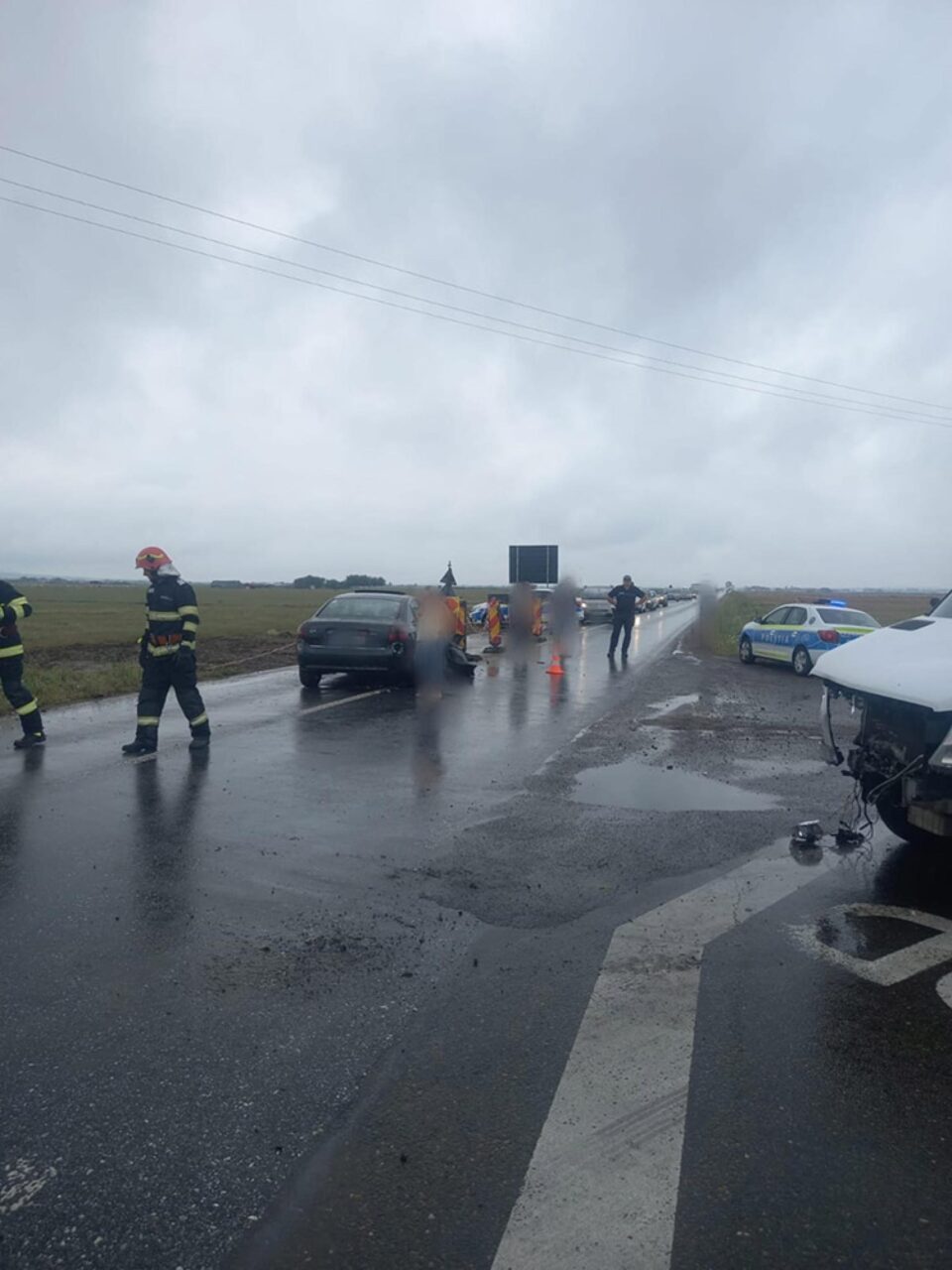 Accident cu trei răniți, între un autoturism și un microbuz, la Măneuți