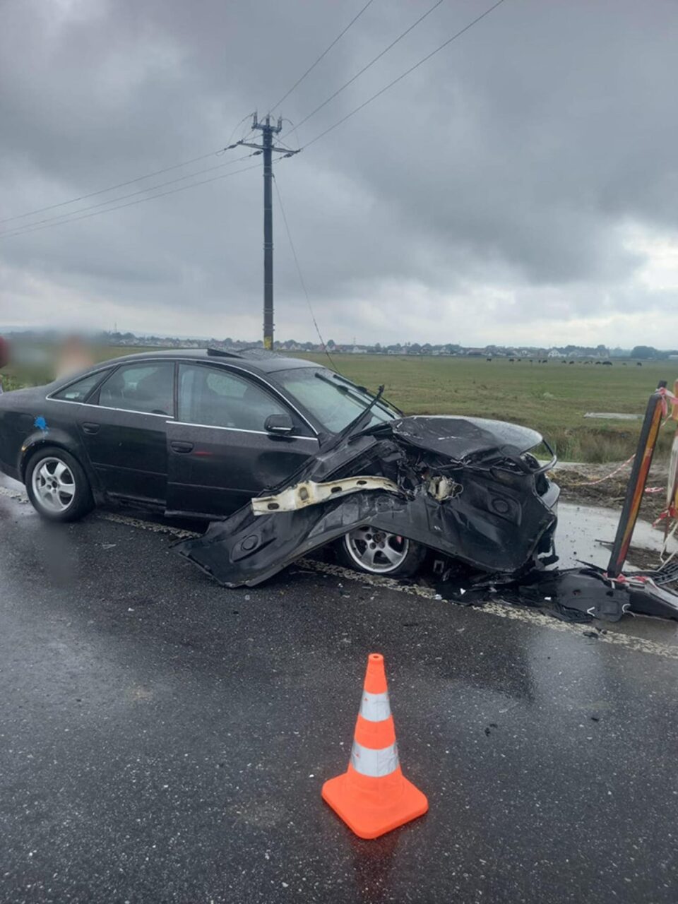 Accident cu trei răniți, între un autoturism și un microbuz, la Măneuți