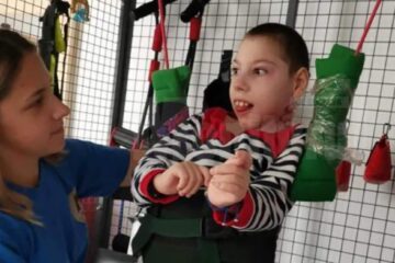 Alexandru, în vârstă de 15 ani, suferă de tetrapareză spastică și în august este programat la o operație. Are nevoie de 5.200 de euro