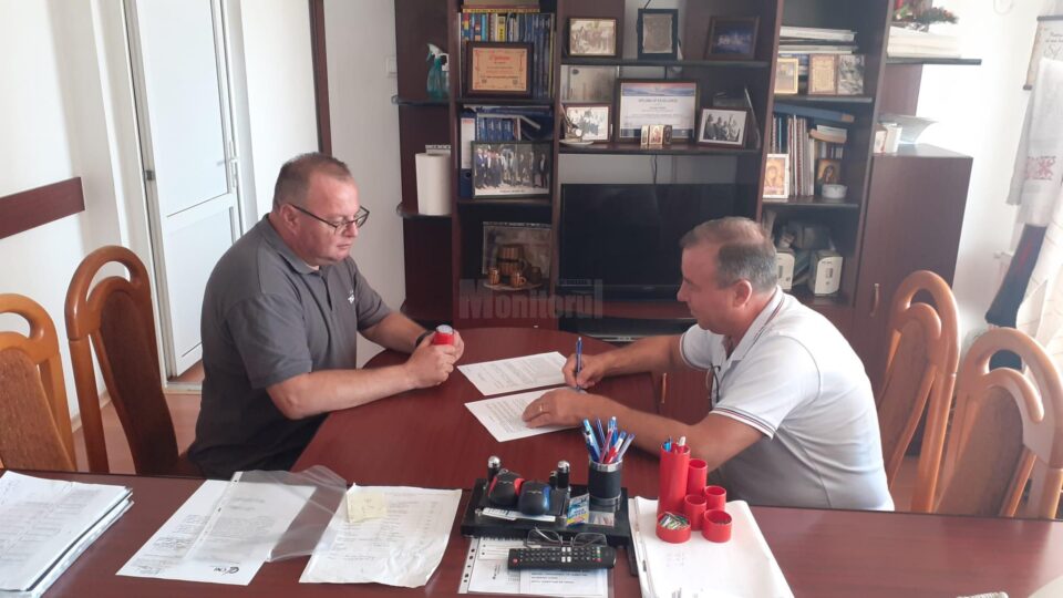 Primarul din Liteni, Tomiță Onisii, a semnat un nou contract pentru modernizarea mai multor drumuri din oraș Primarul din Liteni, Tomiță Onisii, a semnat un nou contract pentru modernizarea mai multor drumuri din oraș