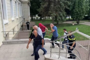 Angajați de la Poliție, Finanțe și APM, arestați pentru că ar fi vândut alcool din confiscări