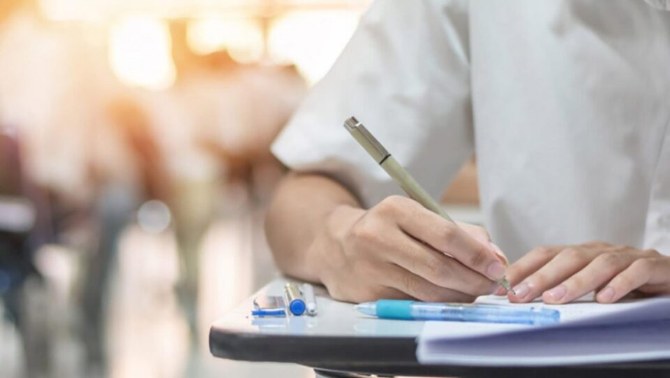 311 cadre didactice din județ au susținut ieri proba scrisă a examenului definitivatului. Sursa foto digi24.ro