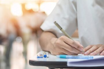 311 cadre didactice din județ au susținut ieri proba scrisă a examenului definitivatului. Sursa foto digi24.ro