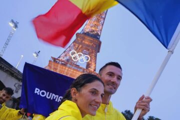 Soții Ionela și Marius Cozmiuc, în timpul defilării pe Sena