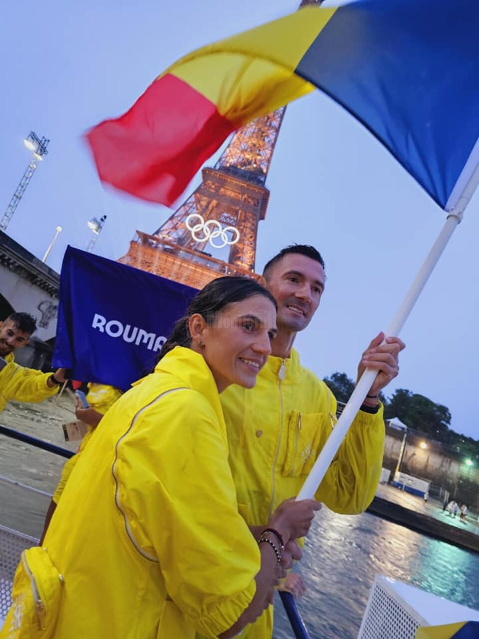 Soții Ionela și Marius Cozmiuc, în timpul defilării pe Sena