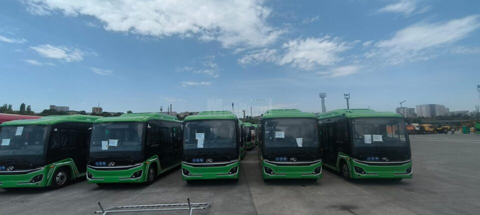 Primele 50 de autobuze pentru transportul metropolitan vor ajunge în zilele următoare la Suceava Primele 50 de autobuze pentru transportul metropolitan vor ajunge în zilele următoare la Suceava
