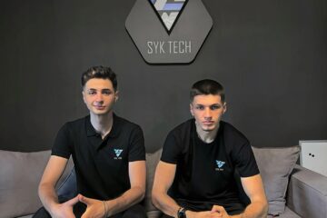 Cei doi tineri inițiatori ai aplicației ”Avocatul Digital”
