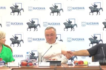 Contre spinoase între liderul consilierilor PSD, Dan Ioan Cușnir, și primarul Sucevei, Ion Lungu, care la finalul ședinței i-a întins mâna, bărbătește