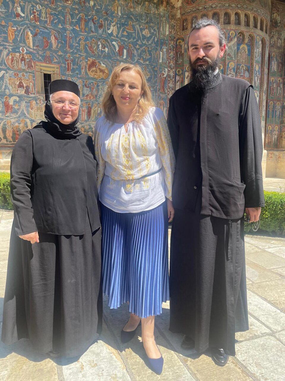 Stareța Gabriela, prof. univ. dr. Diana Cimpoeșu și preotul-călugăr Alexandru Moroșan