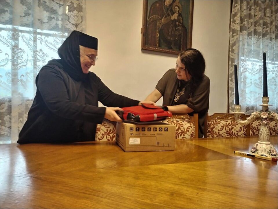 Defibrilatorul dăruit Mănăstirii Voroneț de dr. Adriana Mihălaș