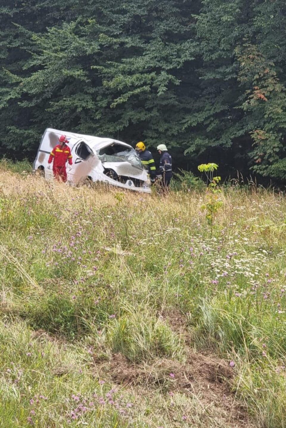 Accident autoutilitară răsturnată