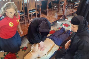 Prof. univ.dr. Diana Cimpoeșu învață călugărițele cum să efectueze manevrele de resuscitare