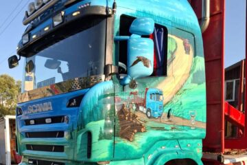 Arta nu se face doar pe pânza tablourilor, pe pereții clădirilor sau pe sticlă, ci și pe ... tabla camionului