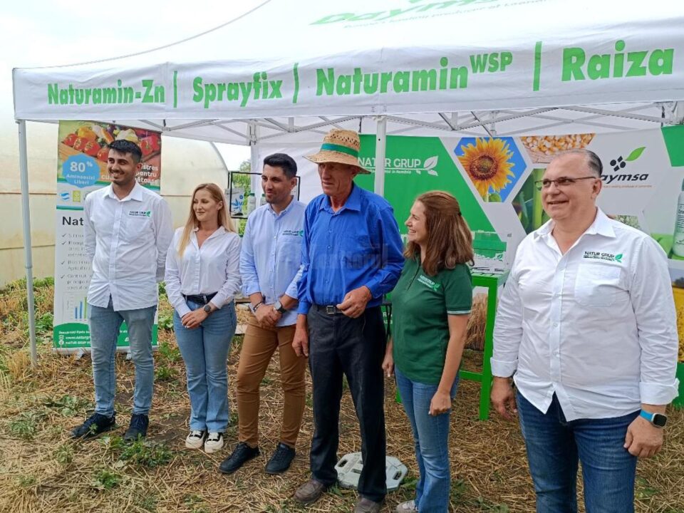 Reprezentanți ai Natur Grup prezentând produse ale brandului Daymsa