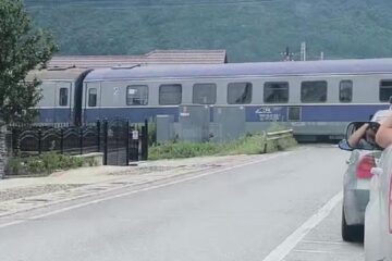 Trafic feroviar oprit, la fel și cel rutier, la Păltinoasa, după ce o mașină a acroșat o barieră