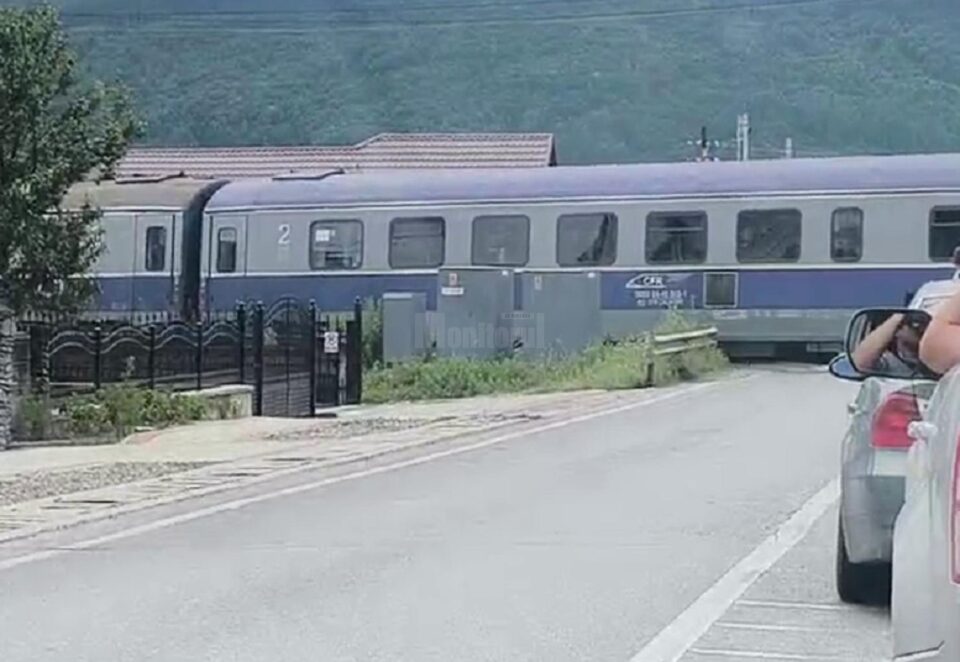 Trafic feroviar oprit, la fel și cel rutier, la Păltinoasa, după ce o mașină a acroșat o barieră