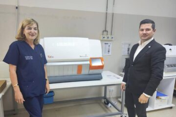 Conf.univ.dr. Roxana Filip, șefa Laboratorului de Biologie moleculară din spital și managerul SJCU Suceava, dr. Alexandru Calancea