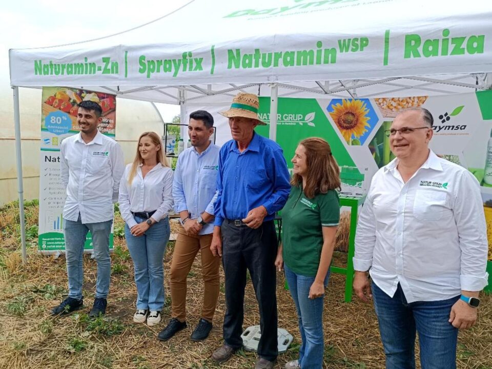 Reprezentanți ai Natur Grup prezentând produse ale brandului Daymsa