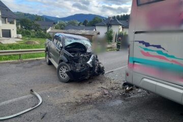 Accident cu 4 răniți, între un autocar și un autoturism, la Vama