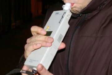 Doi șoferi cu alcoolemii ca după beții crunte, opriți la timp de polițiști în trafic