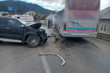 Accident cu 4 răniți, între un autocar și un autoturism, la Vama