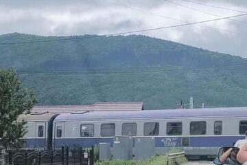 Trafic feroviar și rutier blocat, la Păltinoasa, după ce o mașină a acroșat o barieră