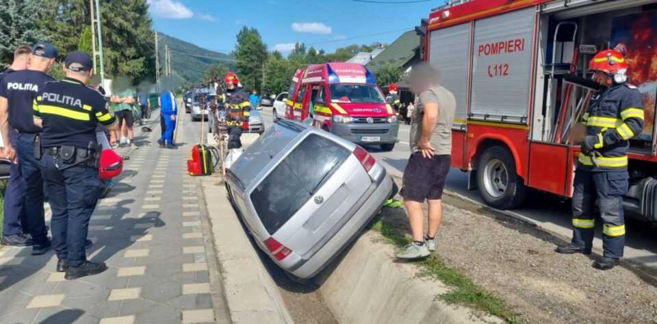 Patru răniți, între ei trei minori, după ce o mașină a intrat violent într-un podeț din beton