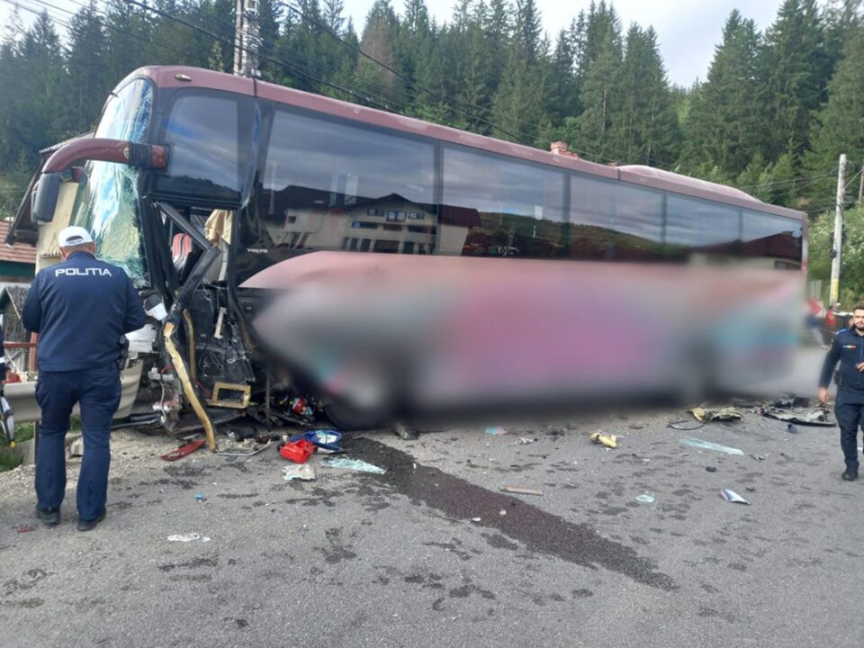 Accident cu 4 răniți, între un autocar și un autoturism, la Vama